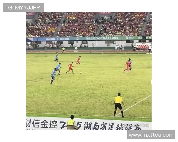 湖南宁远：湘超热风吹进学校 足球少年逐梦绿茵